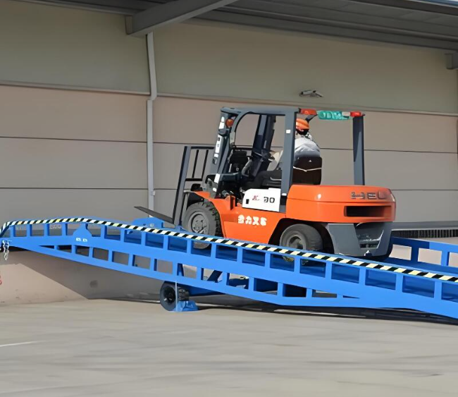 新洲移动式卸货平台（叉车用）